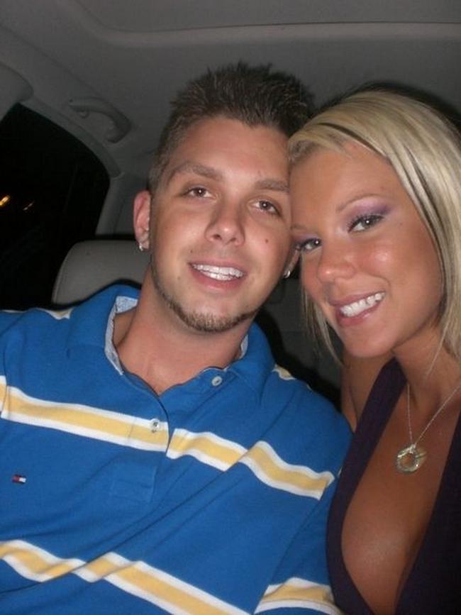 Молодышка с большими сиськами любит позировать голышом на камеру 8 фото