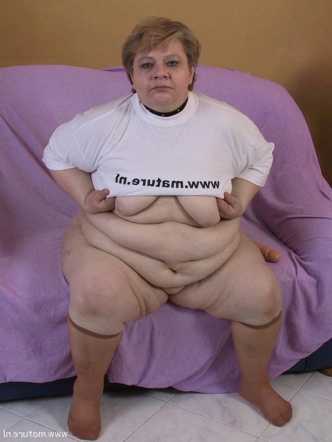 Большая мама впервые трахает себя самотыком 8 фото