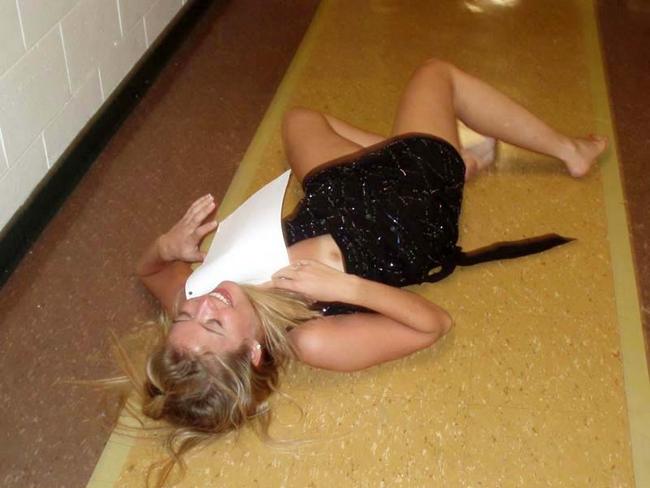 Пьяные девушки очень доступны 9 фото