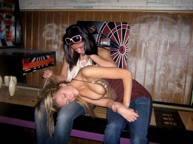 Пьяные девушки очень доступны 7 фото