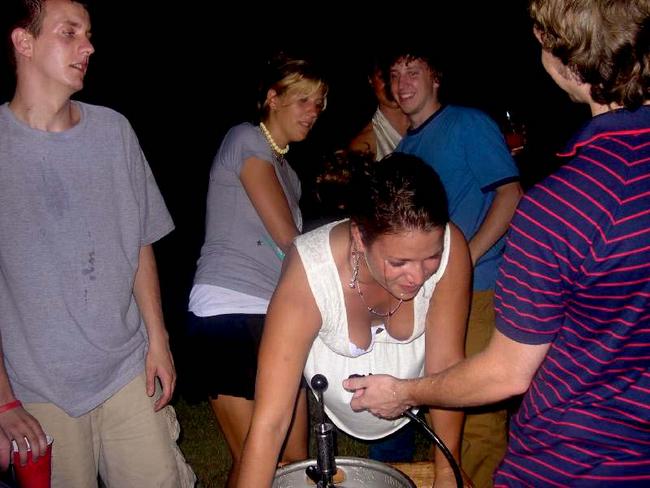 Пьяные девушки очень доступны 10 фото