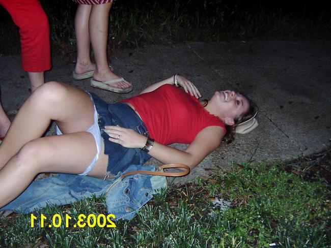 Голые пьяные сосалки дают своим ебарям 3 фото