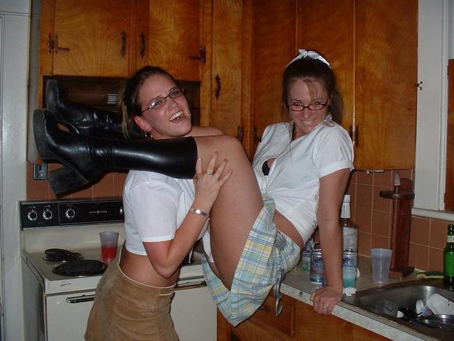 Голые пьяные сосалки дают своим ебарям 5 фото