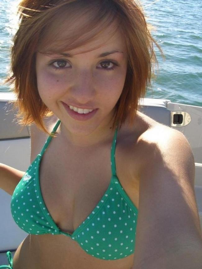 Пьяная малышка показывает свои формы крупным планом 6 фото