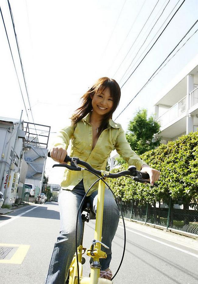 Деревенская азаитка устроила секс на природе 3 фото