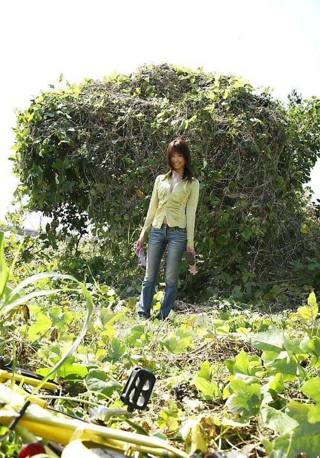 Деревенская азаитка устроила секс на природе 8 фото