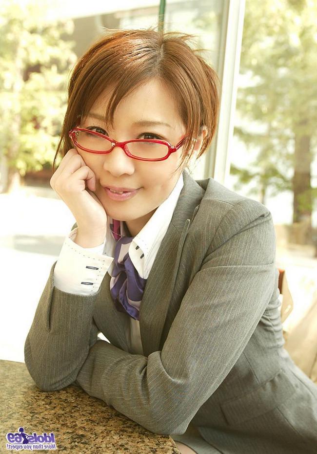 Японка секретарша пробует на себе секс игрушки 3 фото