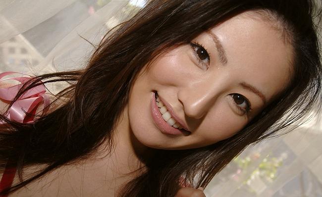 Молоденькая крошечка шалит на своей кроватке 4 фото