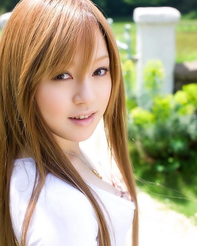 Молодая азиатка с небритой пиздой желает секса в саду 3 фото