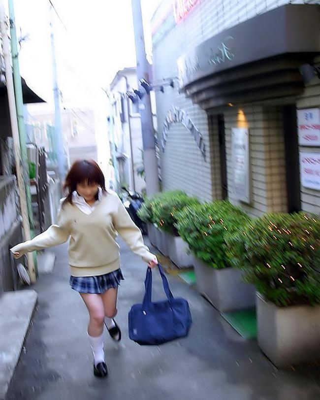 Азиаточка в красных труселях желает жесткой групповухи 4 фото