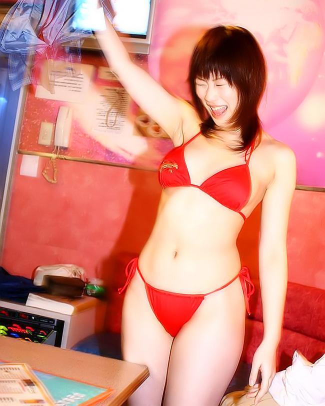 Азиаточка в красных труселях желает жесткой групповухи 7 фото