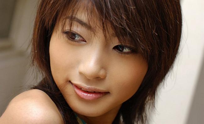 Девушка с на кухне показывает свои сиськи 5 фото