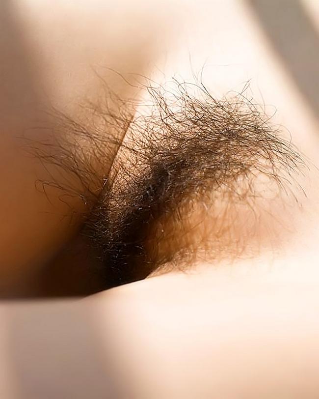 Азиатка в желтом пеньюаре показывает свою не бритую пизду 11 фото