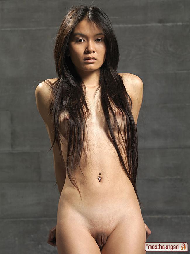 Азиатка на стуле показывает свое тело во всей красе 2 фото