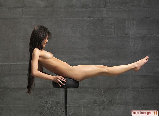 Азиатка на стуле показывает свое тело во всей красе 9 фото