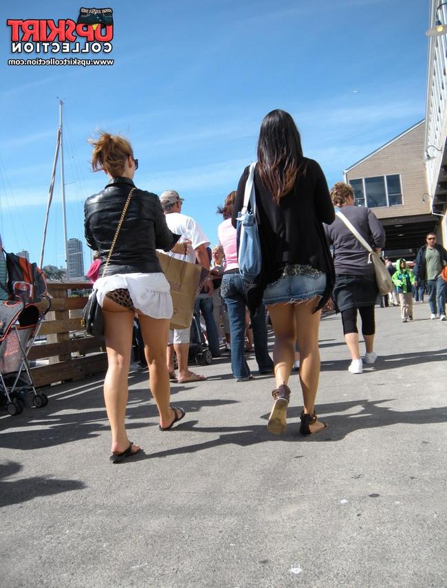 Красивая девушка показывает свою пизду под юбкой под летним зонтиком 2 фото