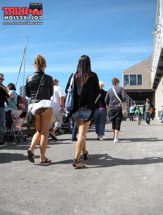 Красивая девушка показывает свою пизду под юбкой под летним зонтиком 13 фото