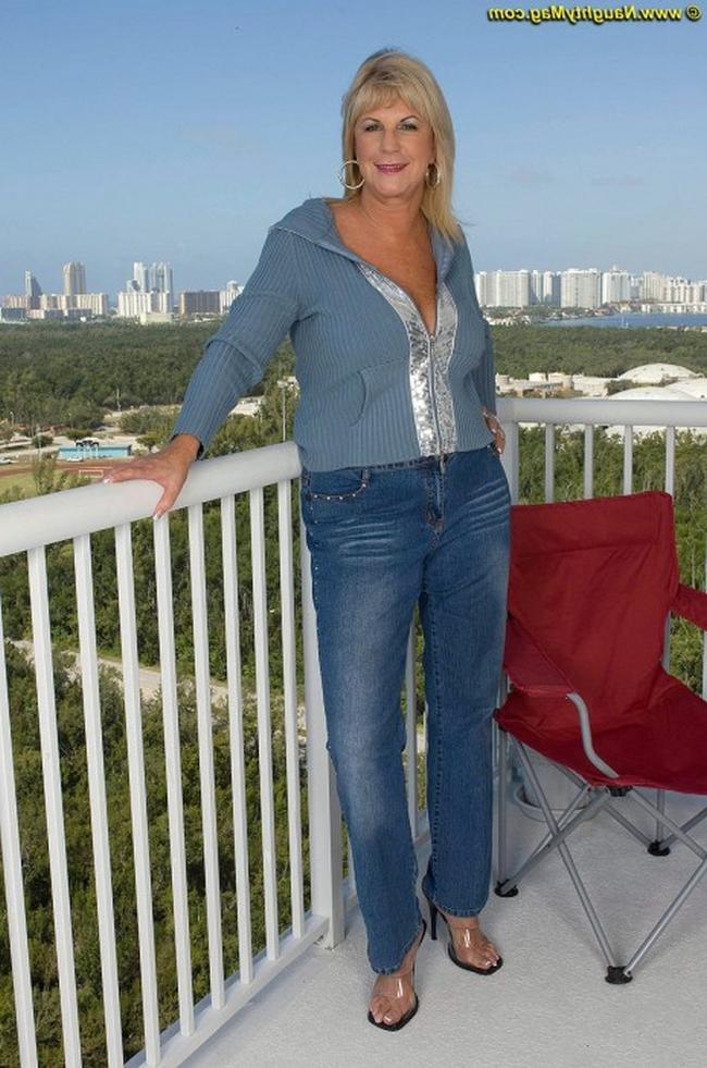 Аппетитная бабка с висячими сиськами рвет себя самотыками 1 фото