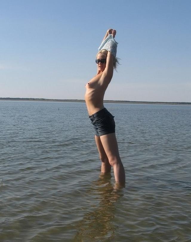 Молодые девки демонстрируют фигуры 20 фото