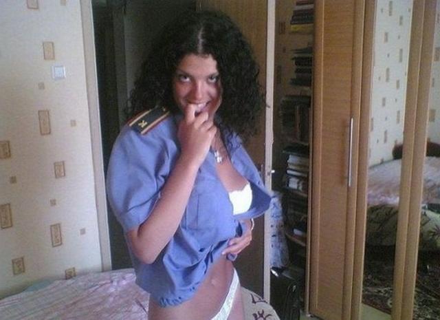 Красотки в милицейских и медицинских нарядах 5 фото