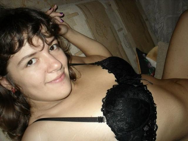 Молодая Наташка любит сосать пенисы 6 фото