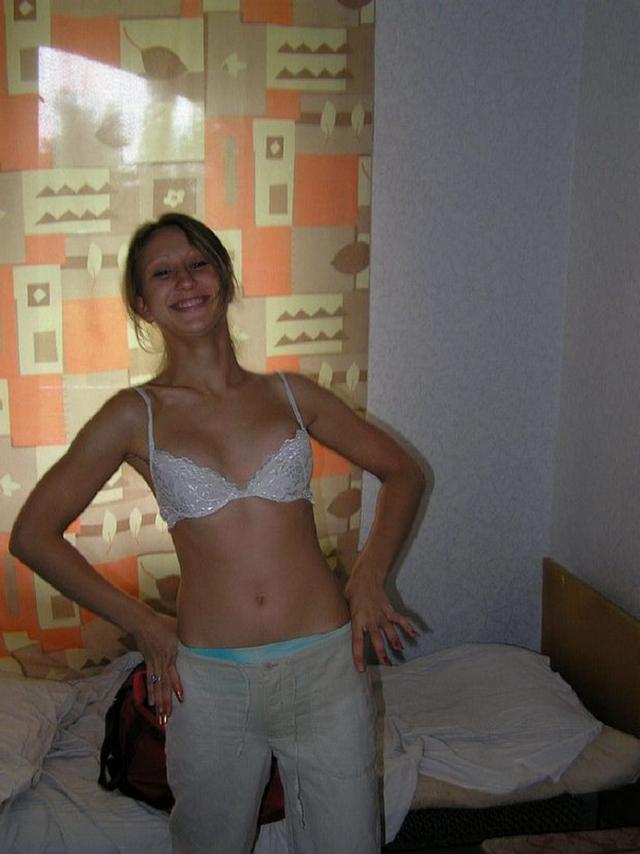 Настенька позирует в общежитии 18 фото