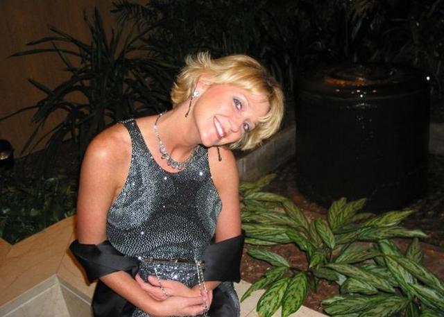 Пятидесятилетняя блонда с силиконовой грудью 22 фото