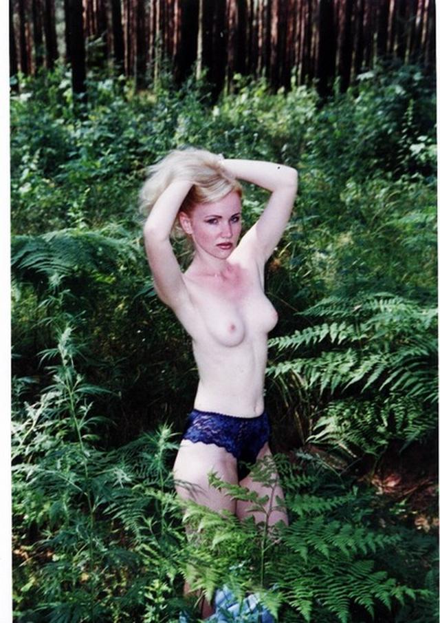 На природе девушки оголились 36 фото