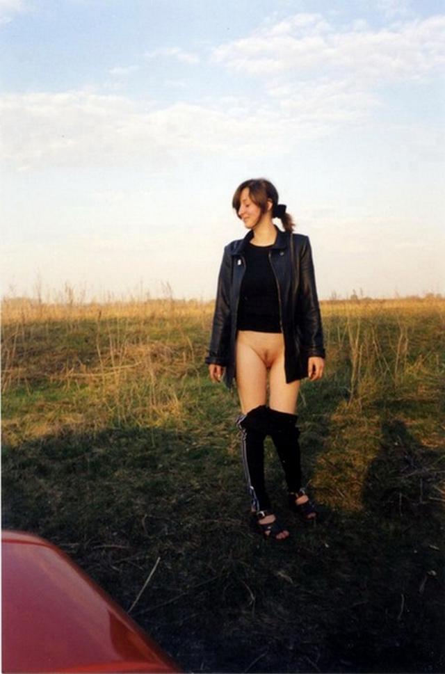 На природе девушки оголились 32 фото