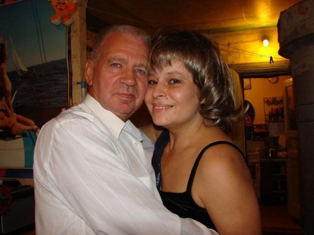 Пристарелая парочка активно проводит время на пенсии 1 фото