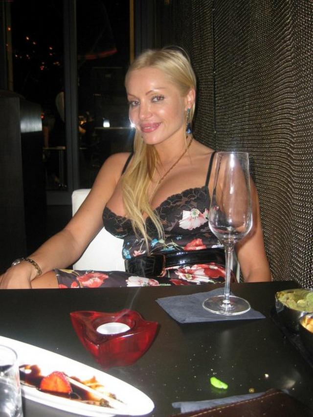 Губастая блондинка показывает себя 7 фото