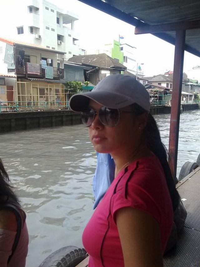 Телочка любит показывать свои прелести мужу 2 фото