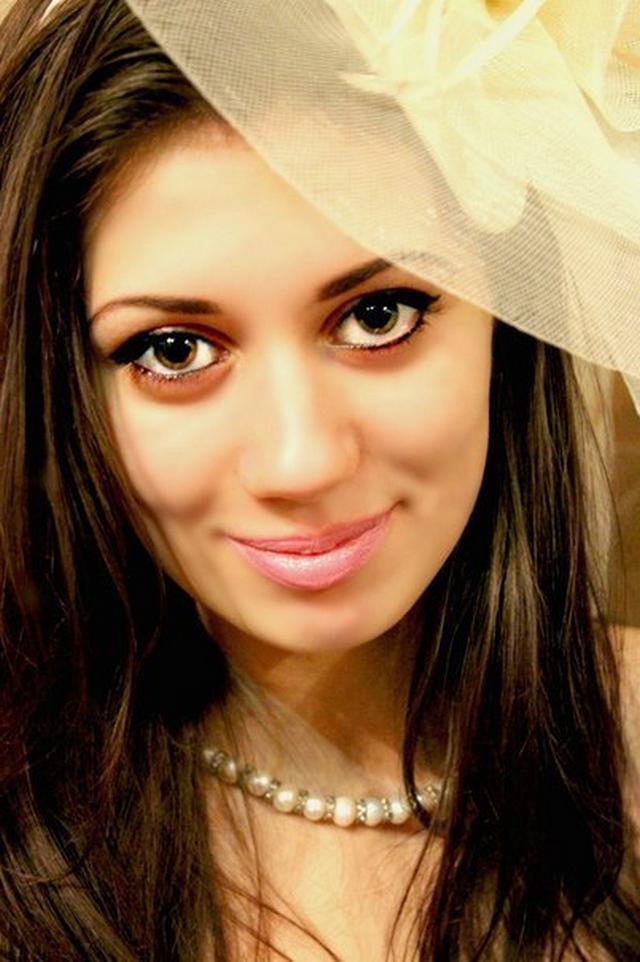 Зубастая Настя не против показать свою жопу 5 фото