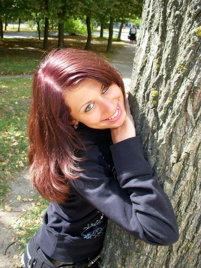 Зубастая Настя не против показать свою жопу 21 фото