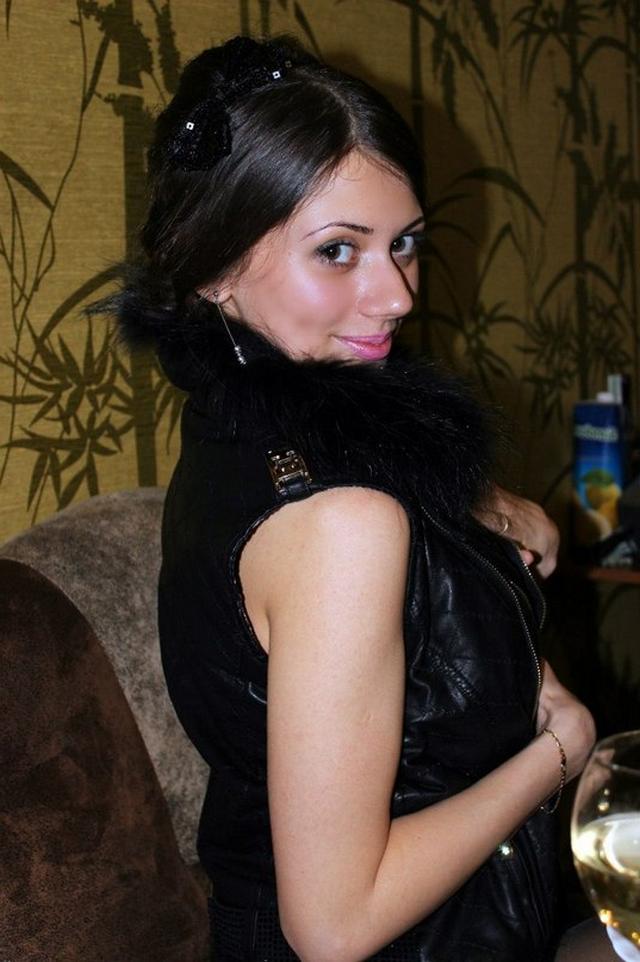 Зубастая Настя не против показать свою жопу 6 фото