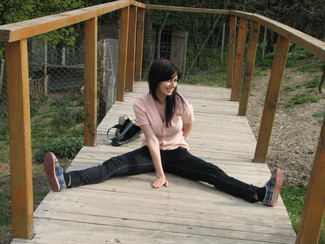 Зубастая Настя не против показать свою жопу 23 фото