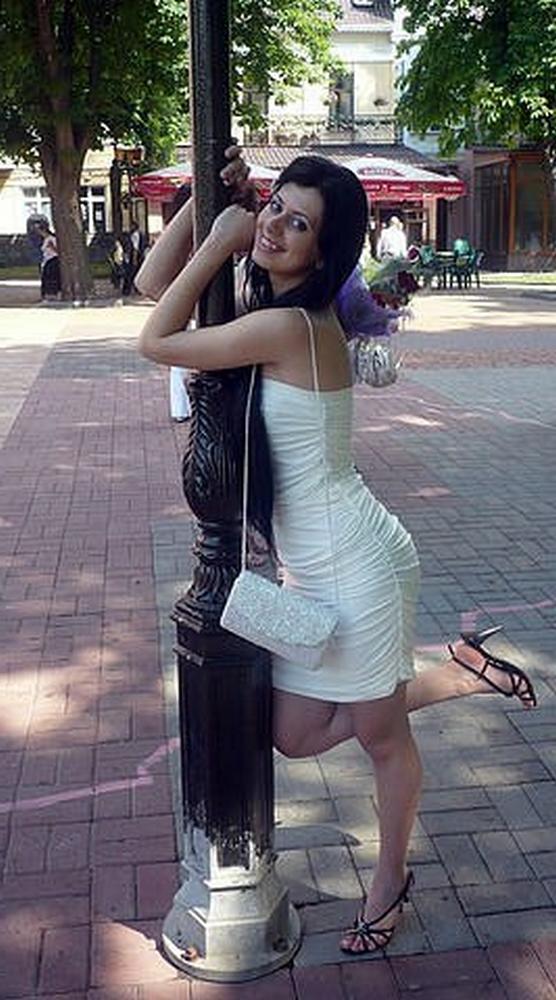 Зубастая Настя не против показать свою жопу 17 фото