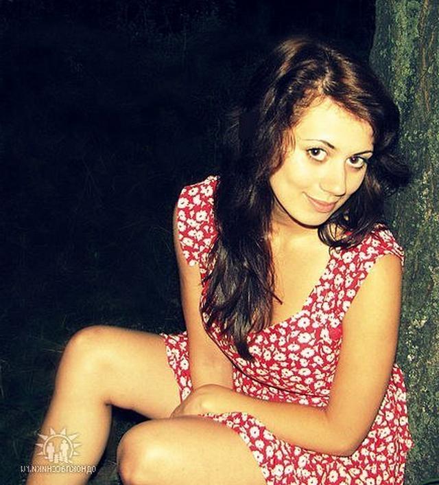 Зубастая Настя не против показать свою жопу 2 фото