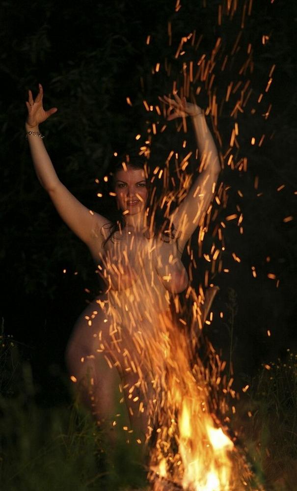 Пышная дама отмечает Ивана Купала 15 фото