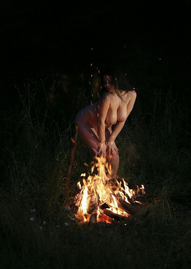 Пышная дама отмечает Ивана Купала 8 фото