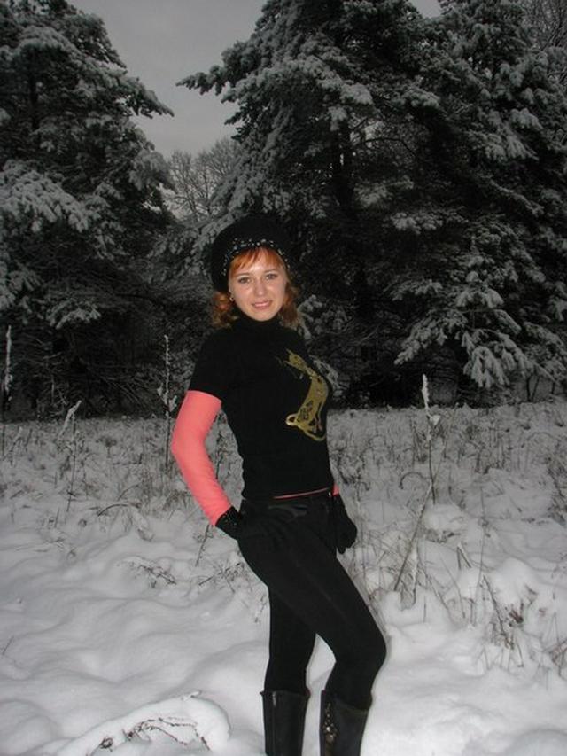 Девка ласкает свою пухлую киску 7 фото