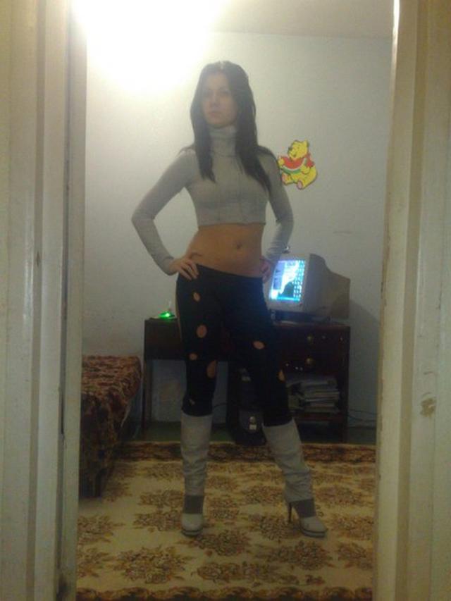 Стройная брюнетка в белом белье 9 фото