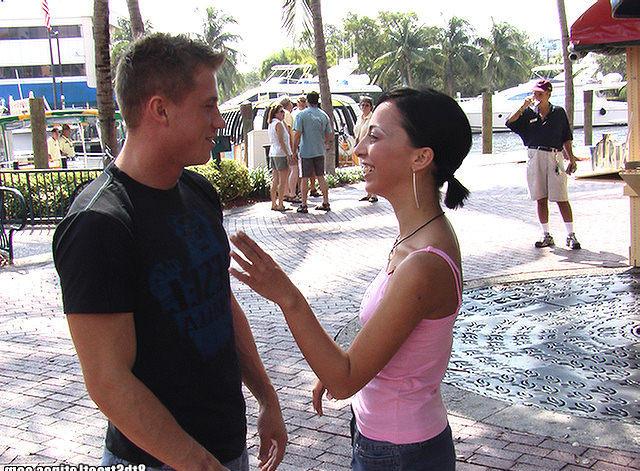 Молоденькая брюнетка показала класс в постели 3 фото