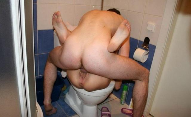 Темноволосая Ксюша занимается сексом в туалете 12 фото