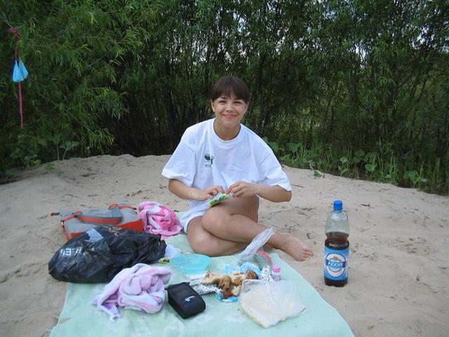 Отдыхает на пляже с голыми сиськами 2 фото