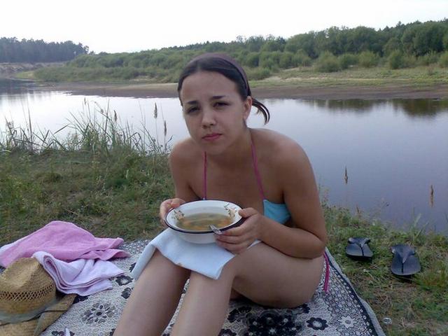 Отдыхает на пляже с голыми сиськами 5 фото