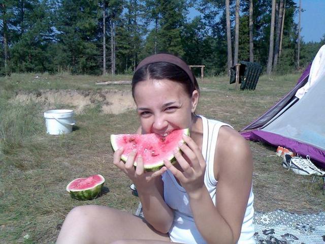 Отдыхает на пляже с голыми сиськами 11 фото