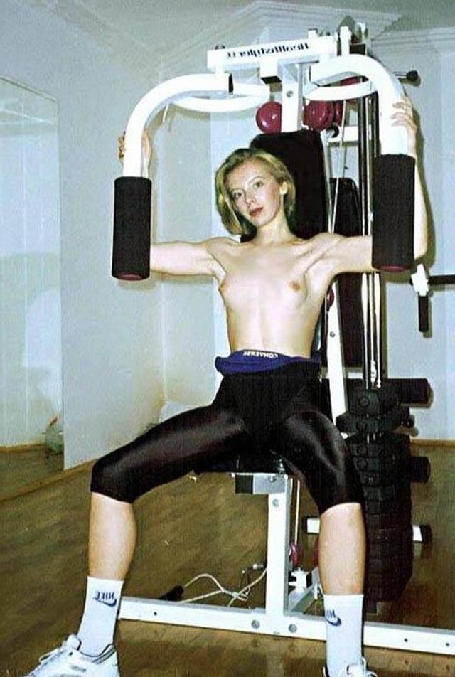 Молоденькие давалки в интересных позах 10 фото