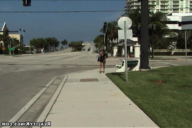 Кореянку оттрахали прямо на улице 1 фото