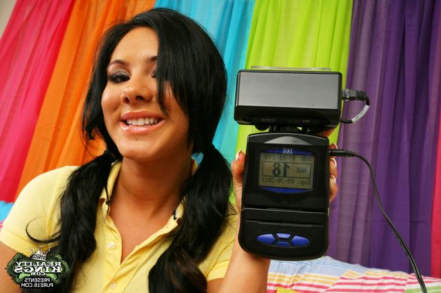 Наяривает хорошенькую брюнеточку в письку 2 фото